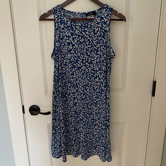 MSK WOMANS MEDIUM BLUE FLORAL DRESS, FEMININE, FLOWY, LOVELY. MADE IN THE USA! - Picture 1 of 3